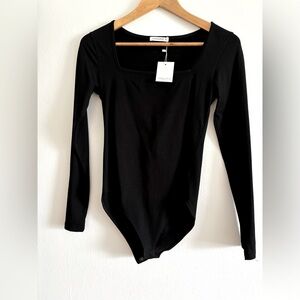 Mangopop Sz,s Black body shirt square neck line